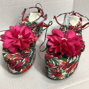 NWOB Lady Go Diva woman’s SZ 10 floral Platform heels w/ pretty flower accents.